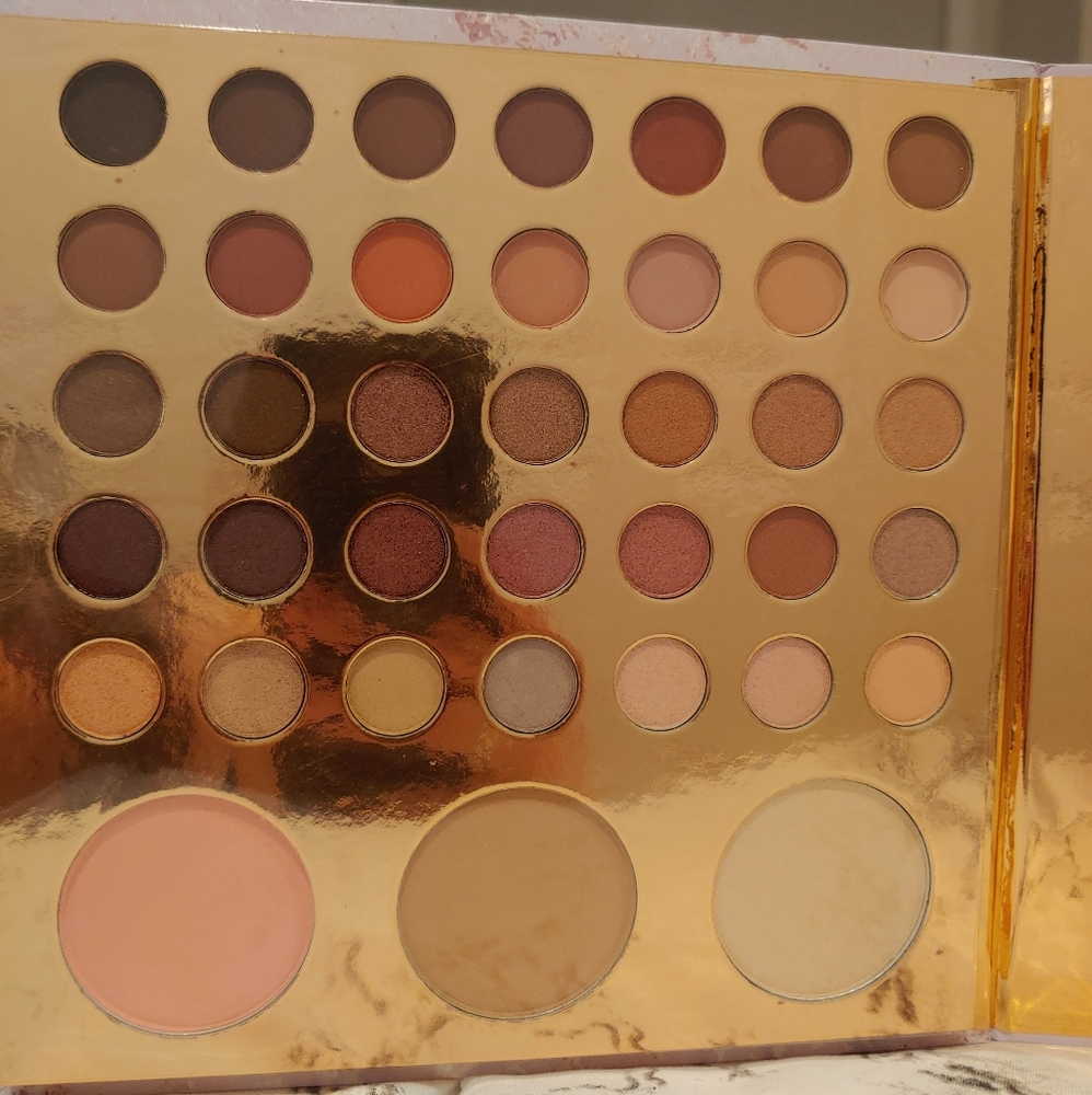 Beautiful makeup kit - Picture 3 of 4